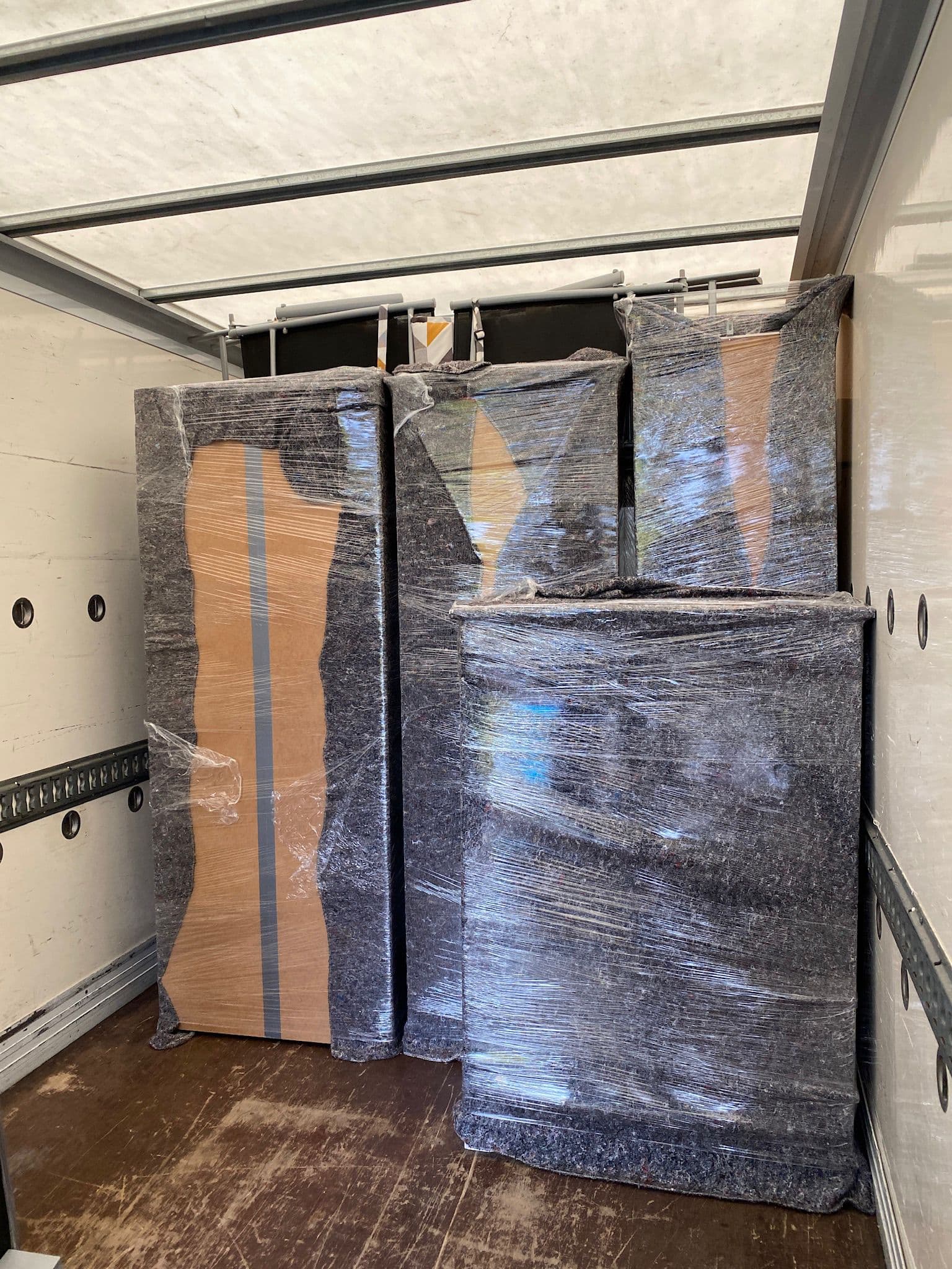 In Decken verpackte Möbel, sicher im Umzugswagen verstaut